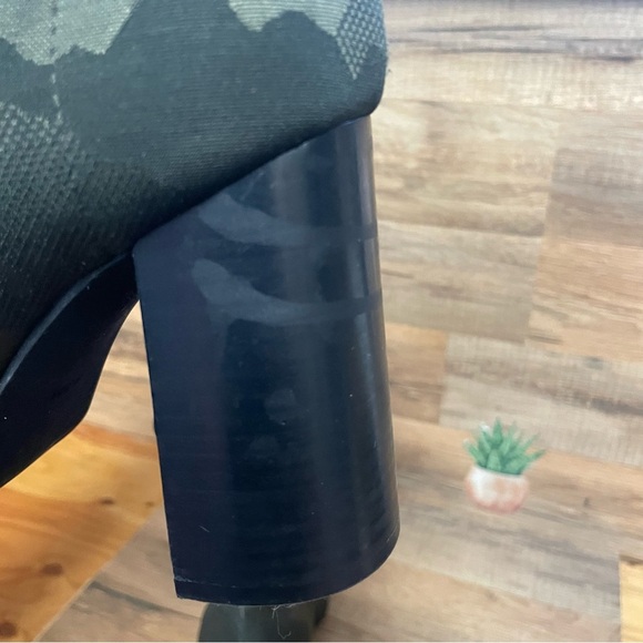 Jeffrey Campbell Green Camo Print Going Out Siren Ankle Sock Boot Sz 9.5 - Picture 8 of 11
